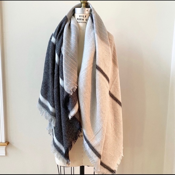 LeLuxe 52” Square Wrap/ Scarf - Picture 1 of 7